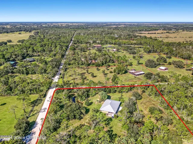 a view of yard with green space