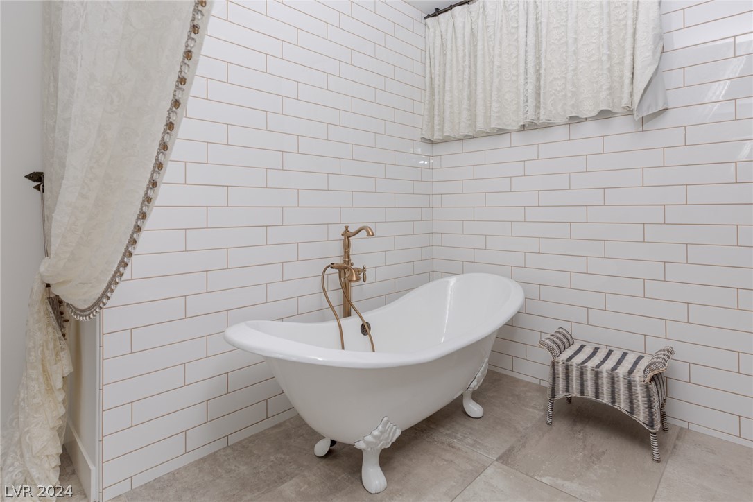 20 Lookout Ridge Drive Las Vegas, NV 89135 - Photo 31 of 55 Primary Bathroom Tub