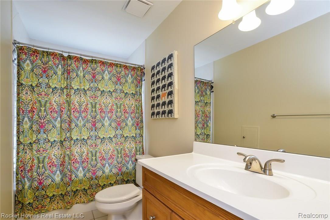 807 Hidden Ridge Drive Troy, MI 48083 - Photo 17 of 32 017-Bathroom-4271518-medium.jpg