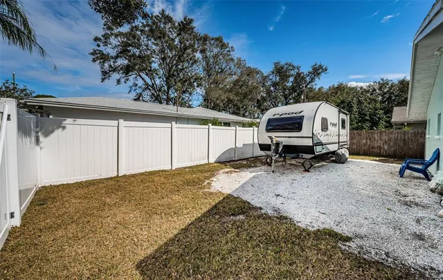 a view of a backyard