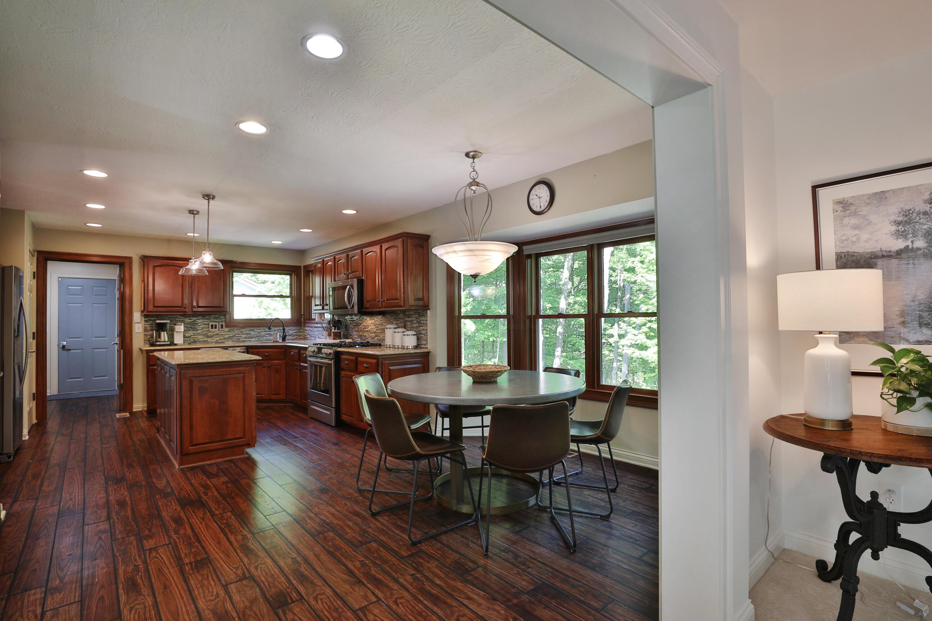 8133 Flint Road Columbus, OH 43235 - Photo 14 of 72 Eating Area/Kitchen
