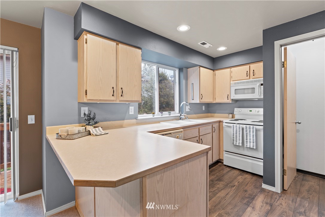 7435 210th Street Southwest, Unit 6 Edmonds, WA 98026 - Photo 7 of 19