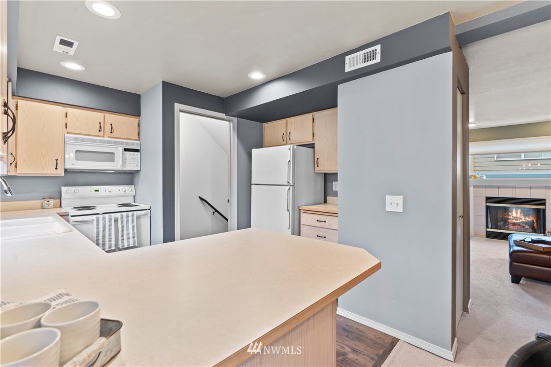 7435 210th Street Southwest, Unit 6 Edmonds, WA 98026 - Photo 9 of 19