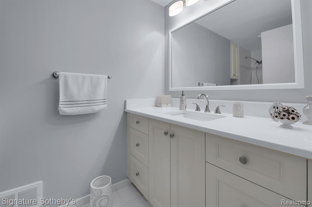 7252 Stonebrook Road West Bloomfield, MI 48322 - Photo 33 of 38