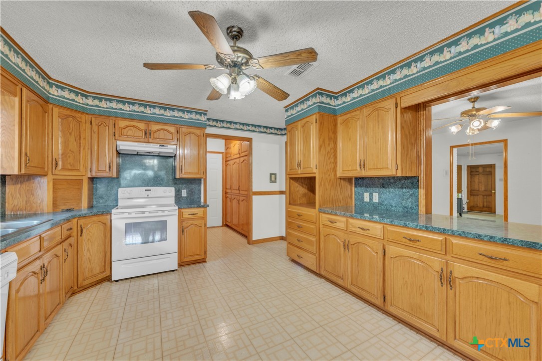 7634 Fox Trail Belton, TX 76513 - Photo 28 of 41 Kitchen
