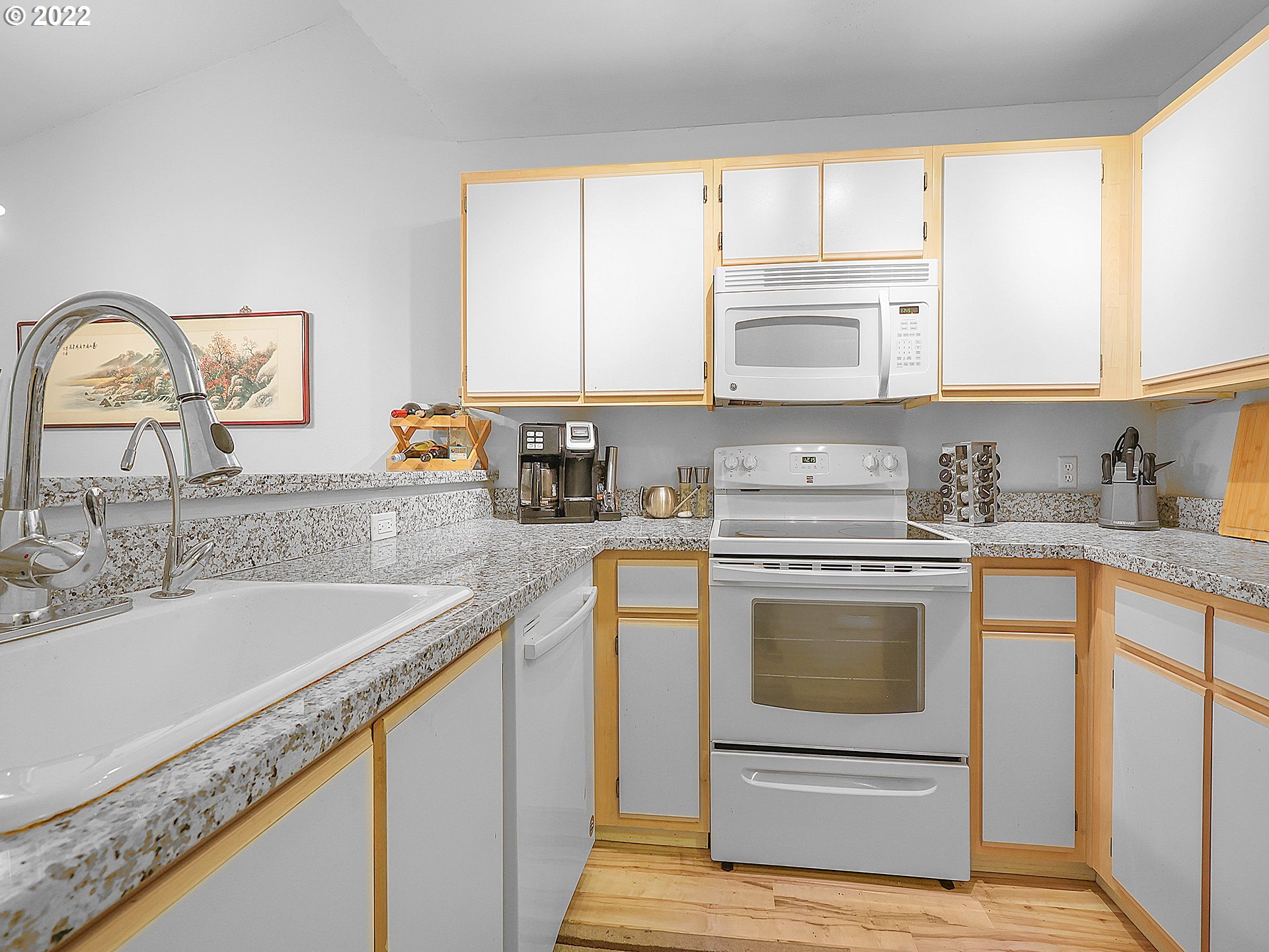 5156 Southwest Multnomah Boulevard, Unit I Portland, OR 97219 - Photo 9 of 32 Gallery Image 9