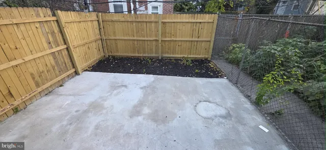 a view of a backyard