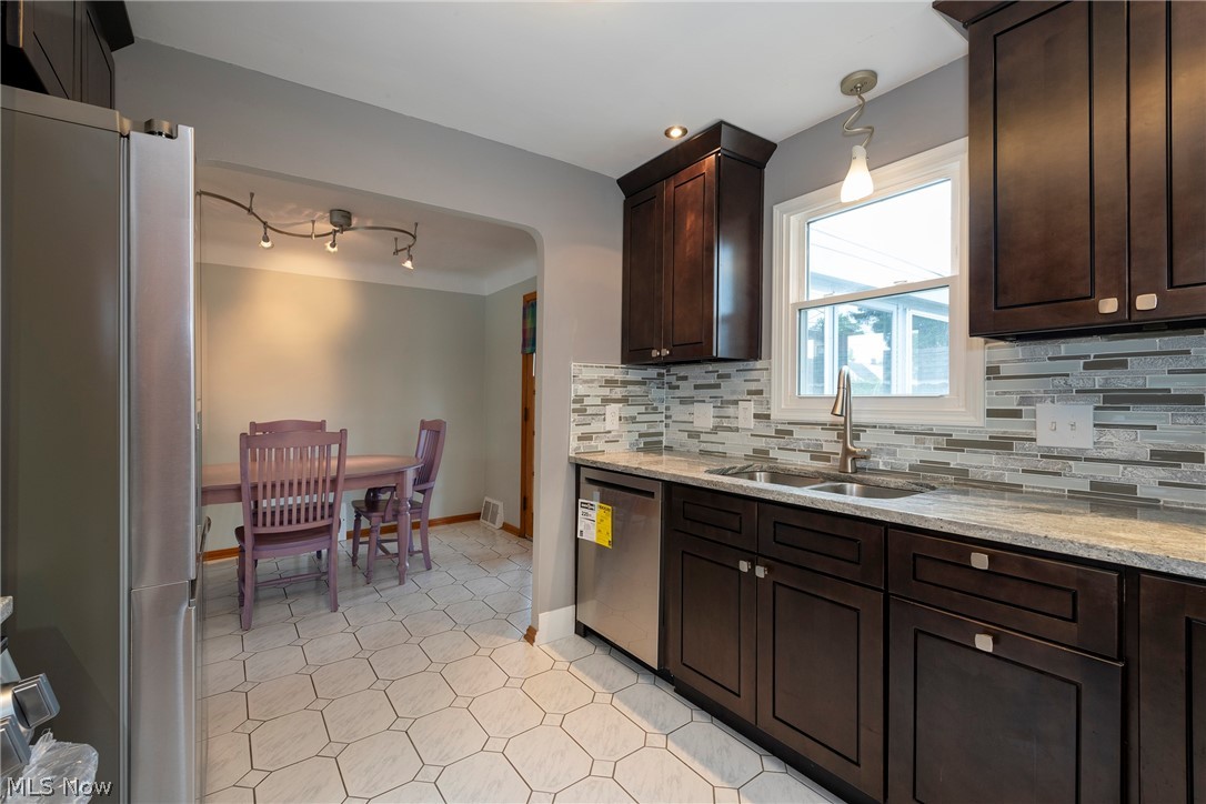 5042 North Barton Road Lyndhurst, OH 44124 - Photo 14 of 50