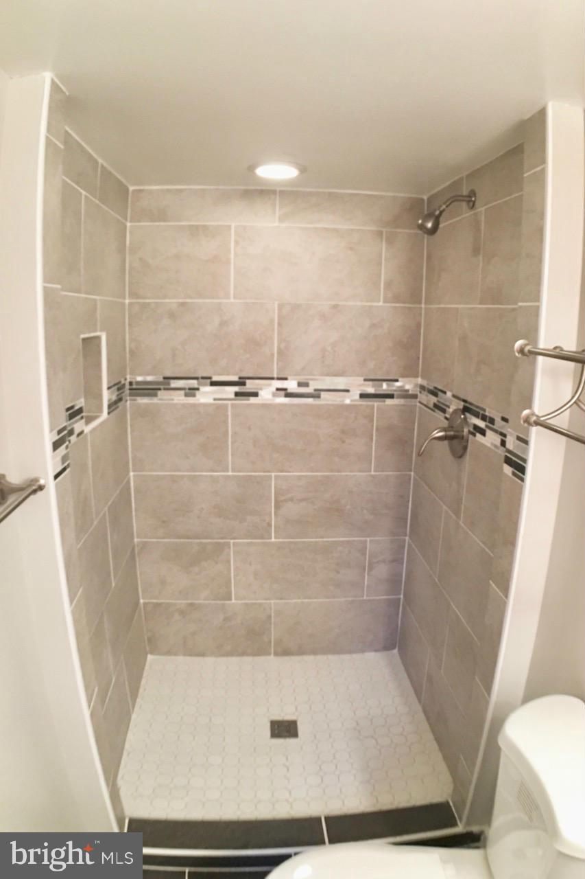 3919 Glenhunt Road Baltimore, MD 21229 - Photo 22 of 23 Bath