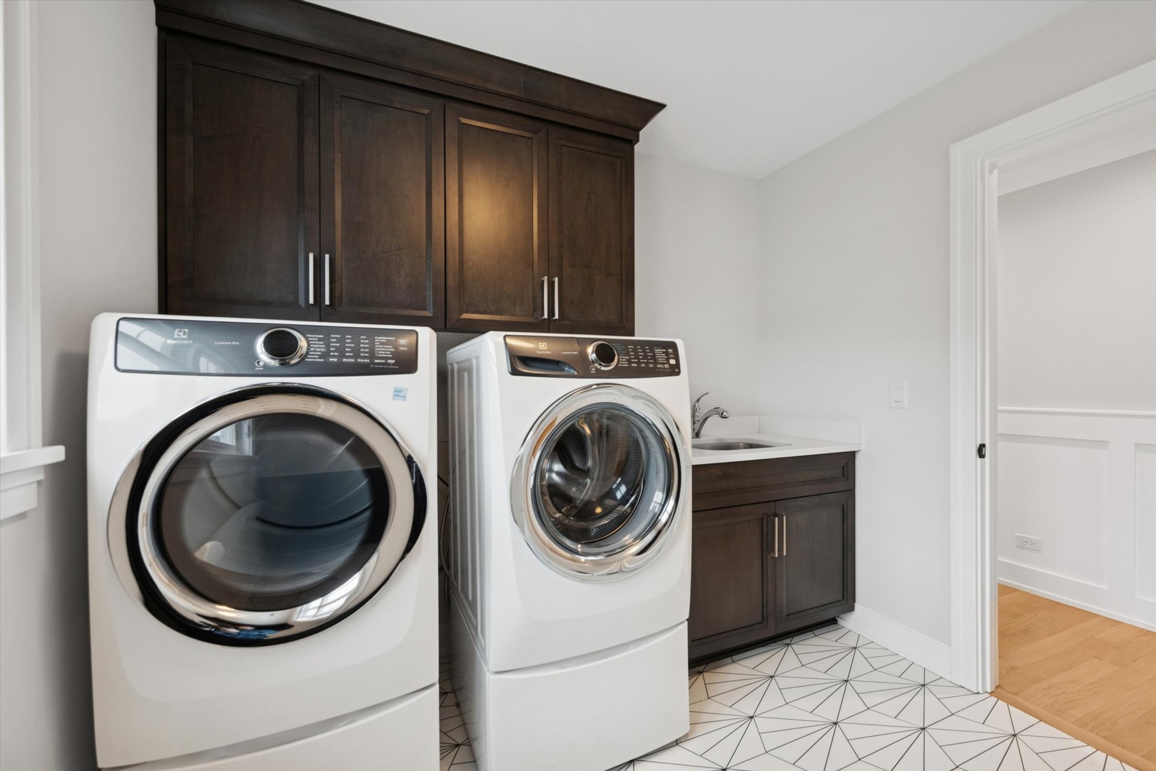 548 South Fairview Avenue Elmhurst, IL 60126 - Photo 27 of 44 a utility room with dryer and washer