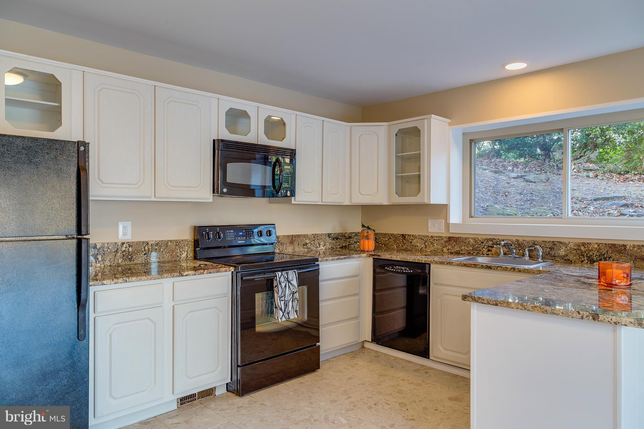 11308 South Shore Road Reston, VA 20190 - Photo 21 of 29 Kitchen