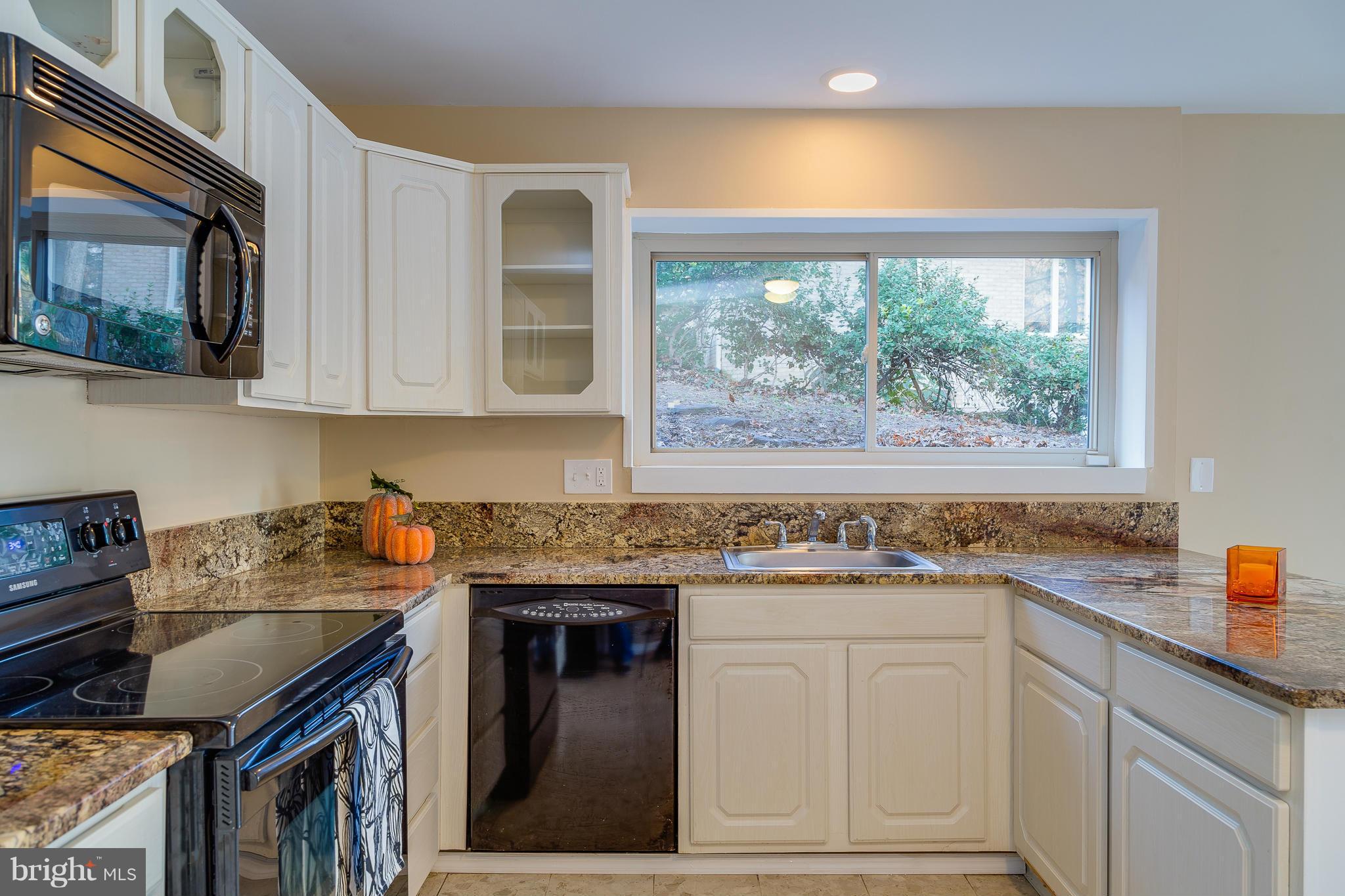 11308 South Shore Road Reston, VA 20190 - Photo 22 of 29 Kitchen