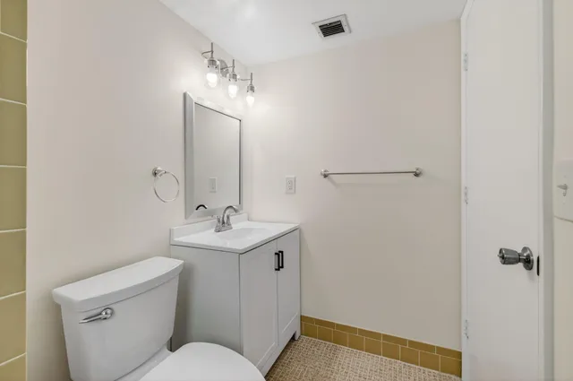 $1,800 | 26 Abbey Lane, Unit 108, Delray Beach, FL 33446