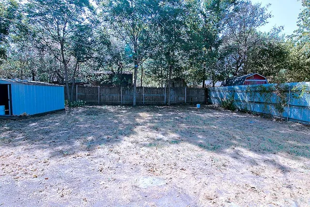 a view of a backyard