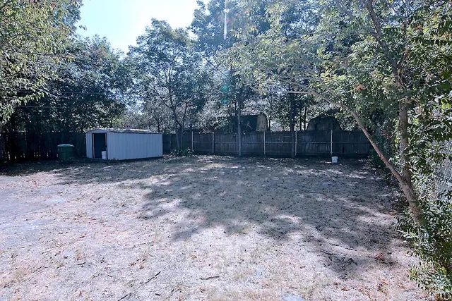 a view of a backyard