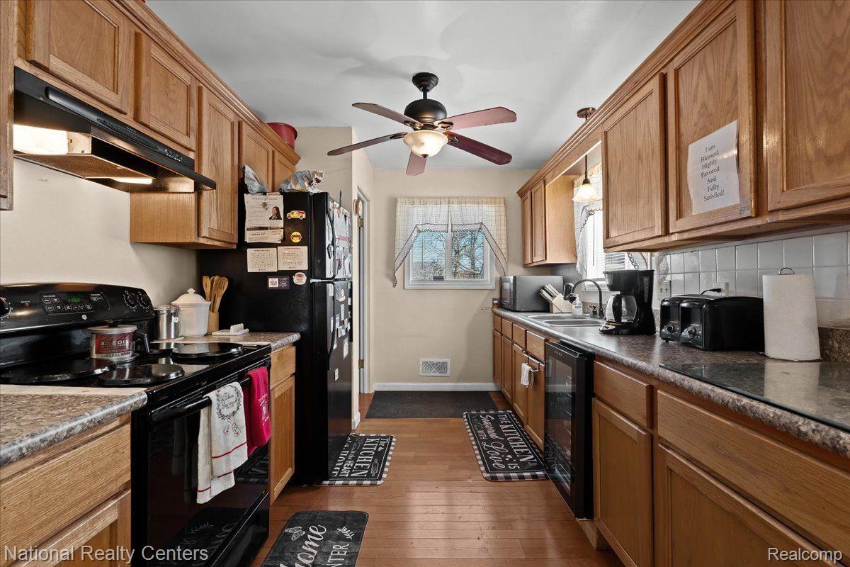 1050 West Kurtz Avenue Flint, MI 48505 - Photo 10 of 25 Kitchen