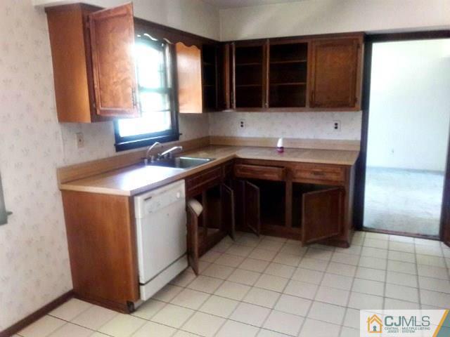 18 Ash Road Edison, NJ 08817 - Photo 7 of 25 a kitchen with a sink and a stove