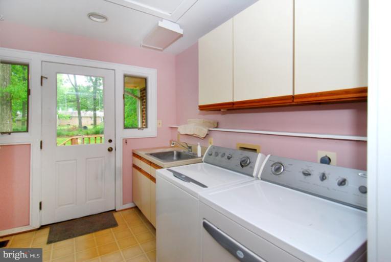 6425 Lignum Street Springfield, VA 22150 - Photo 27 of 30 a utility room with dryer and washer