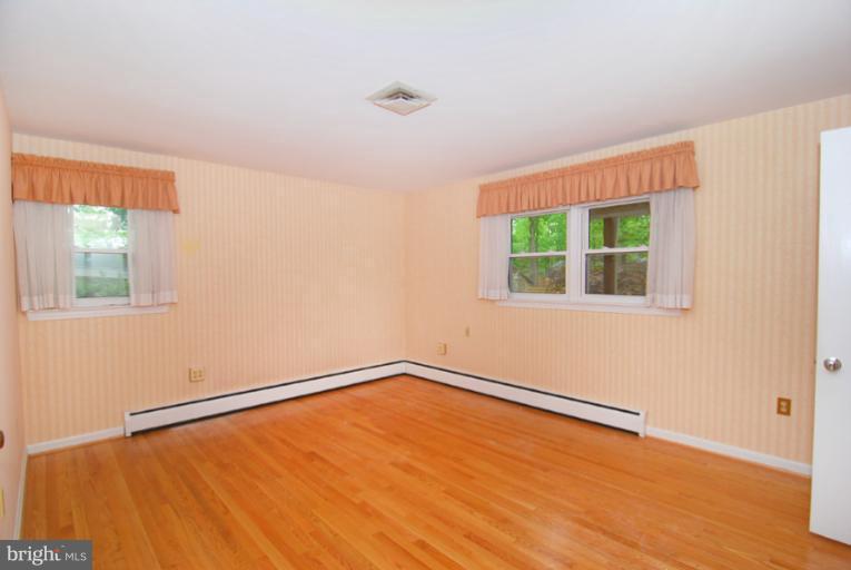 6425 Lignum Street Springfield, VA 22150 - Photo 10 of 30 an empty room with a window