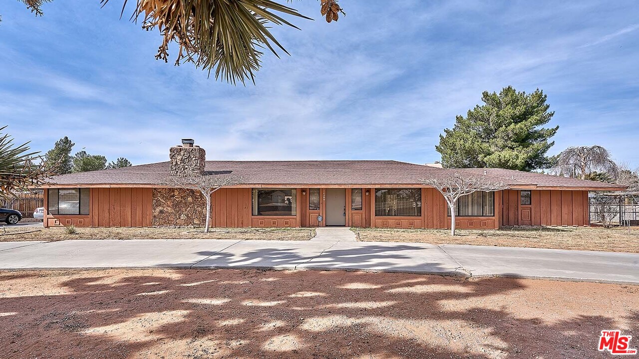 14200 Flathead Road Apple Valley, CA 92307 - Photo 1 of 21