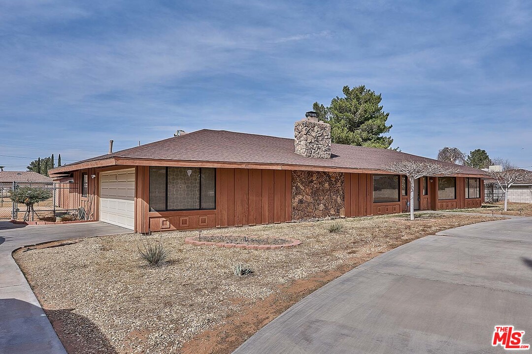 14200 Flathead Road Apple Valley, CA 92307 - Photo 2 of 21