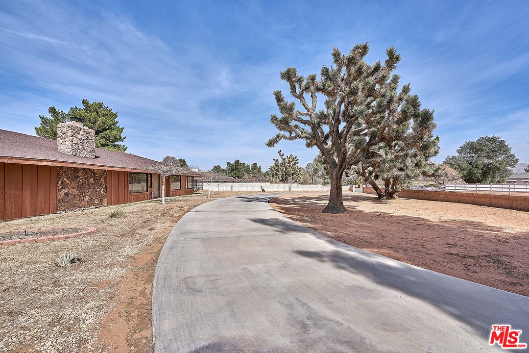 14200 Flathead Road Apple Valley, CA 92307 - Photo 3 of 21