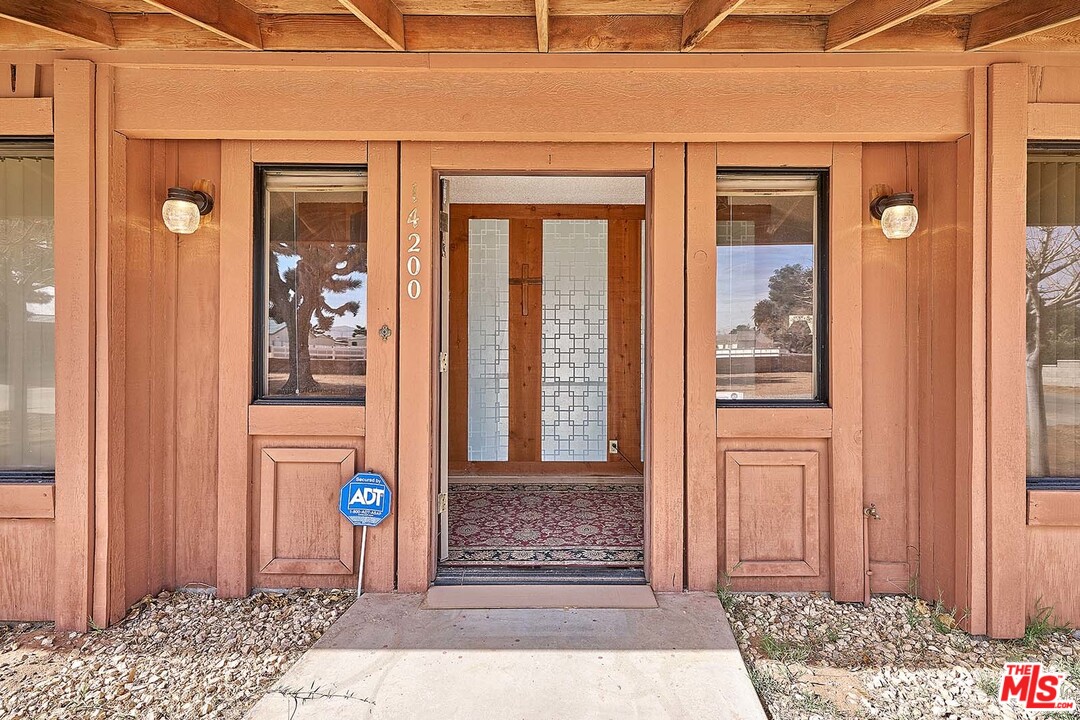 14200 Flathead Road Apple Valley, CA 92307 - Photo 4 of 21