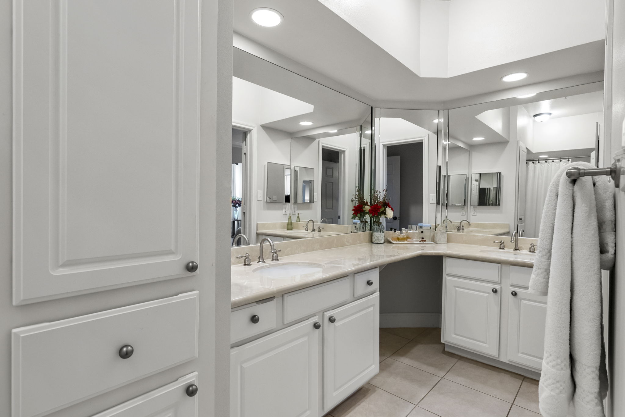 7701 Rialto Boulevard, Unit 1426 Austin, TX 78735 - Photo 10 of 29 primary Bathroom