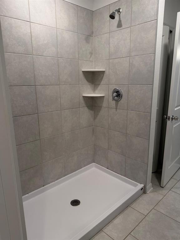 693 Reggie Road Winter Haven, FL 33859 - Photo 12 of 17 a bath tub sitting next to a shower