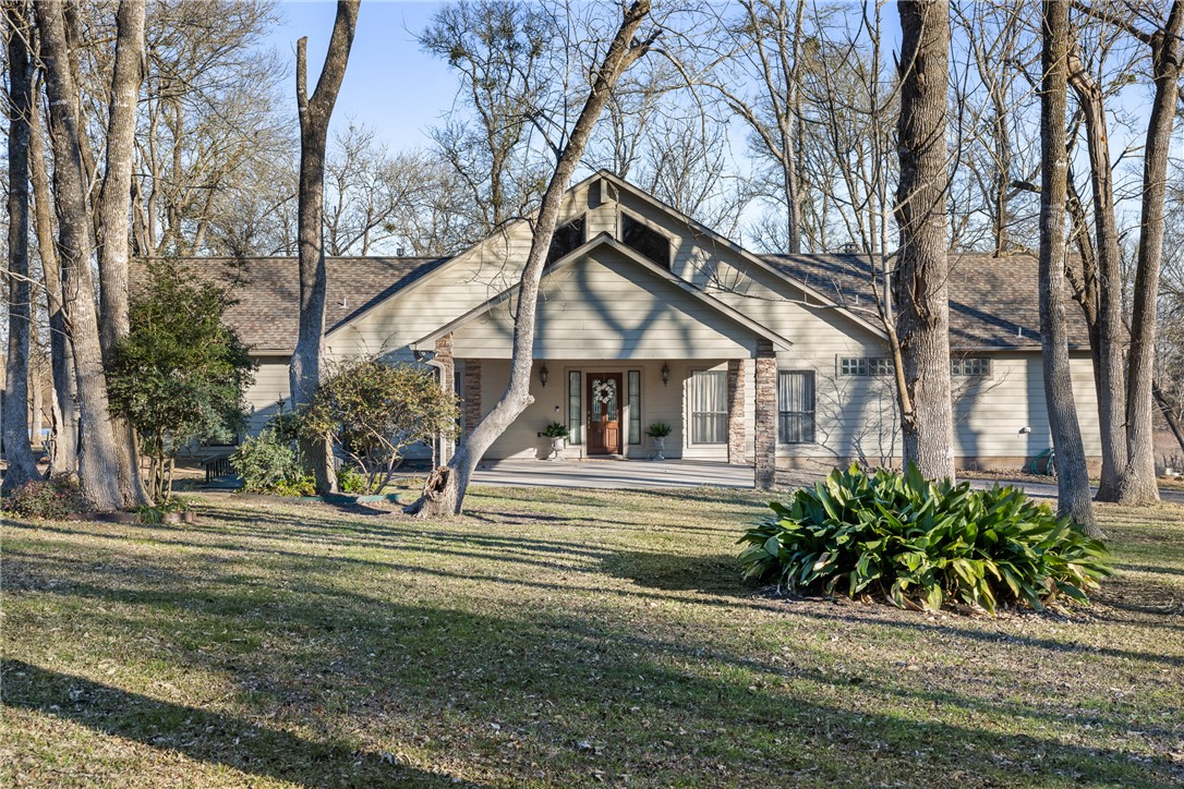 2250 Dillard Road Washington, TX 77880 - Photo 2 of 50 a front view of a house with garden
