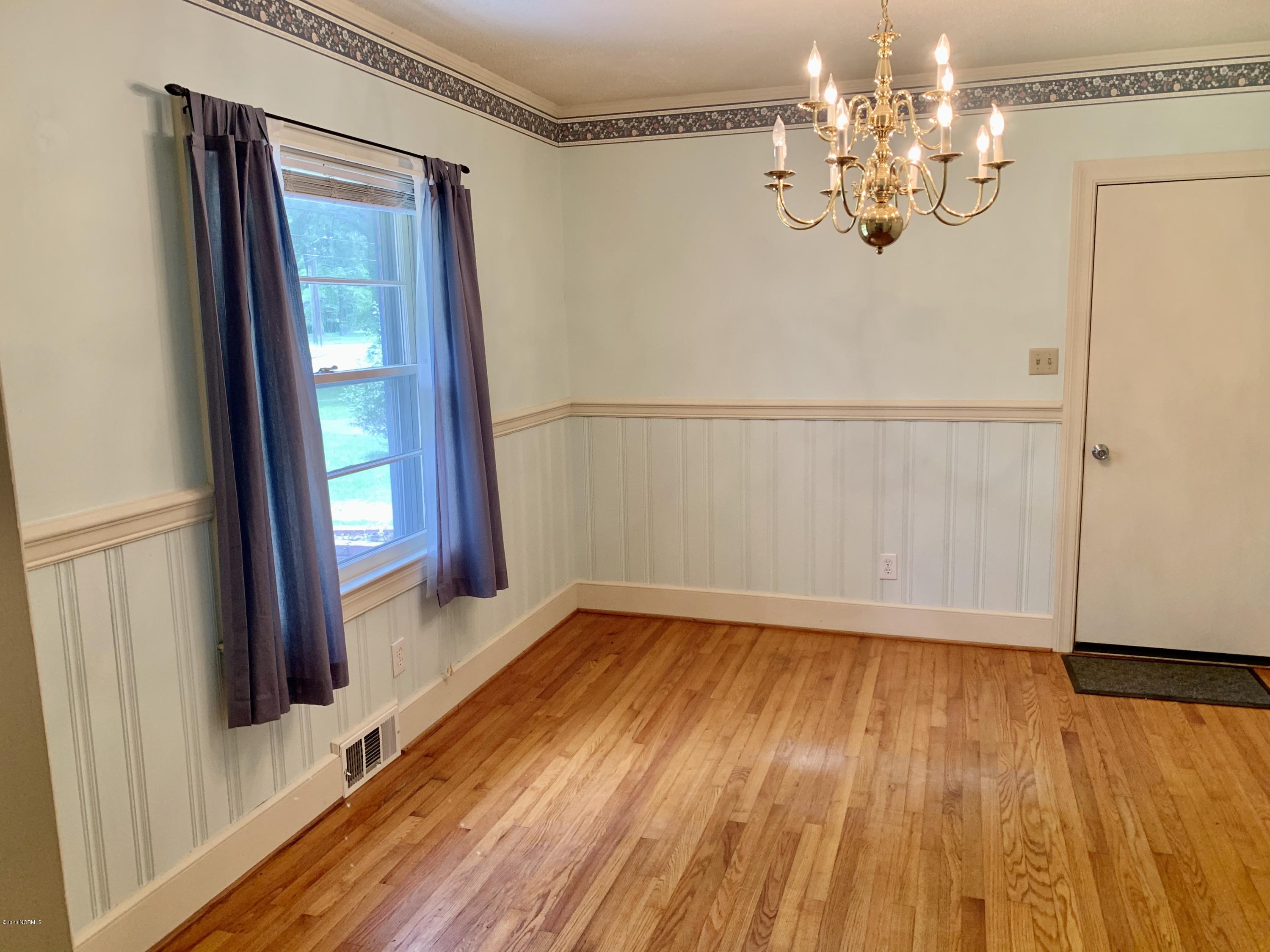 2207 Woodview Road Kinston, NC 28504 - Photo 5 of 26 IMG_6394