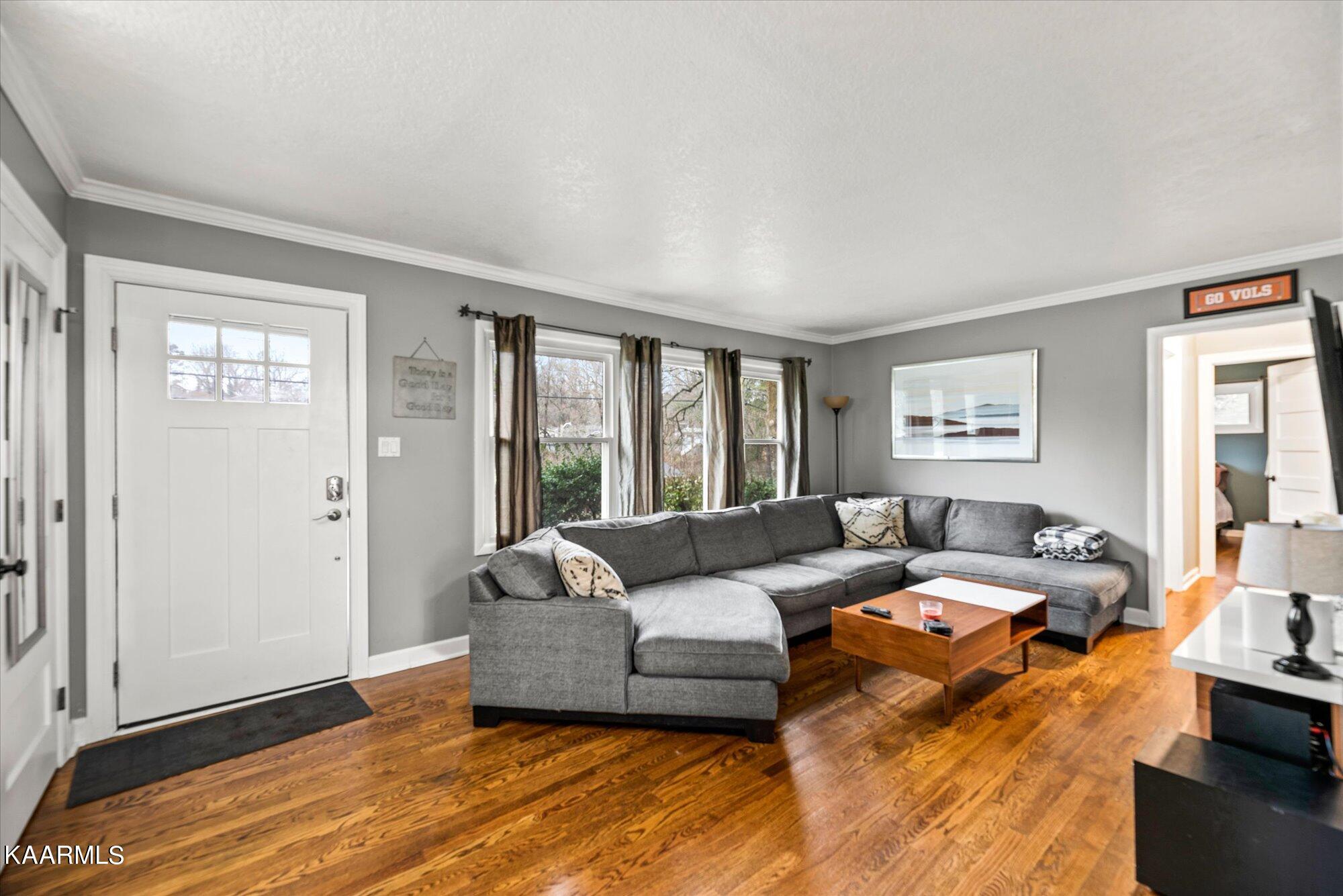 1208 Huntington Road Southwest Knoxville, TN 37919 - Photo 5 of 19 Living Room