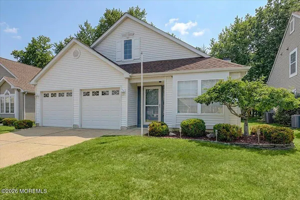 a view of a house with backyard and garden