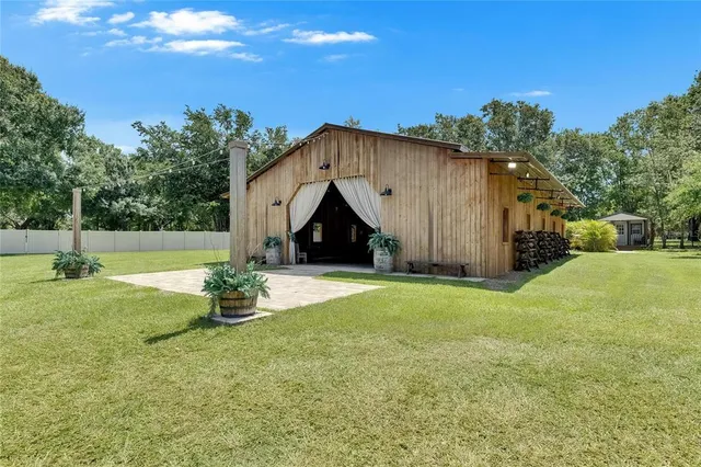 a view of yard with tree and trees