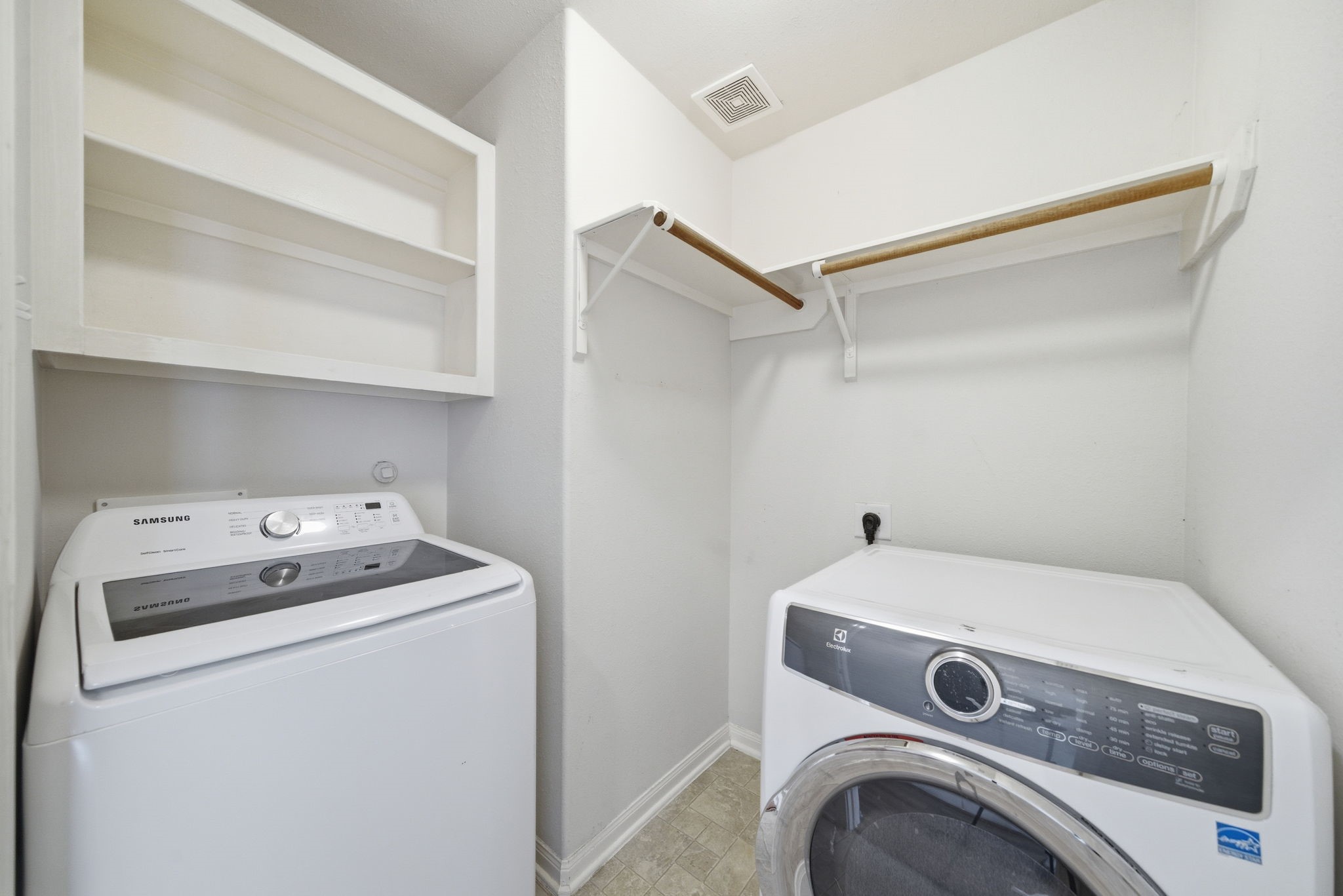 17714 Sunset River Lane Houston, TX 77084 - Photo 17 of 20 a utility room with dryer and washer
