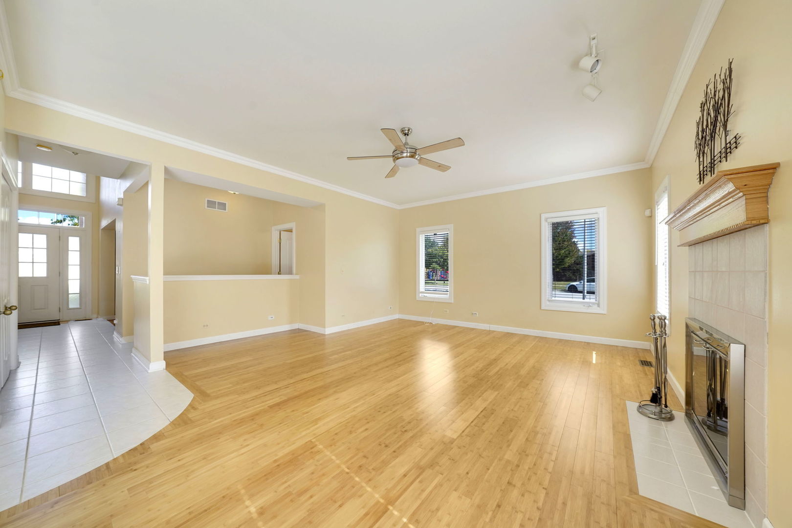 801 West Veterans Parkway Addison, IL 60101 - Photo 12 of 42 a view of a livingroom with wooden floor and a ceiling fan