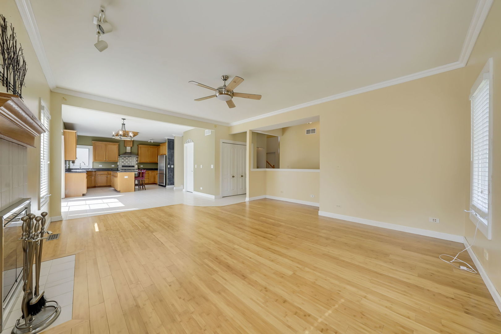 801 West Veterans Parkway Addison, IL 60101 - Photo 13 of 42 a view of a livingroom with furniture and a flat screen tv