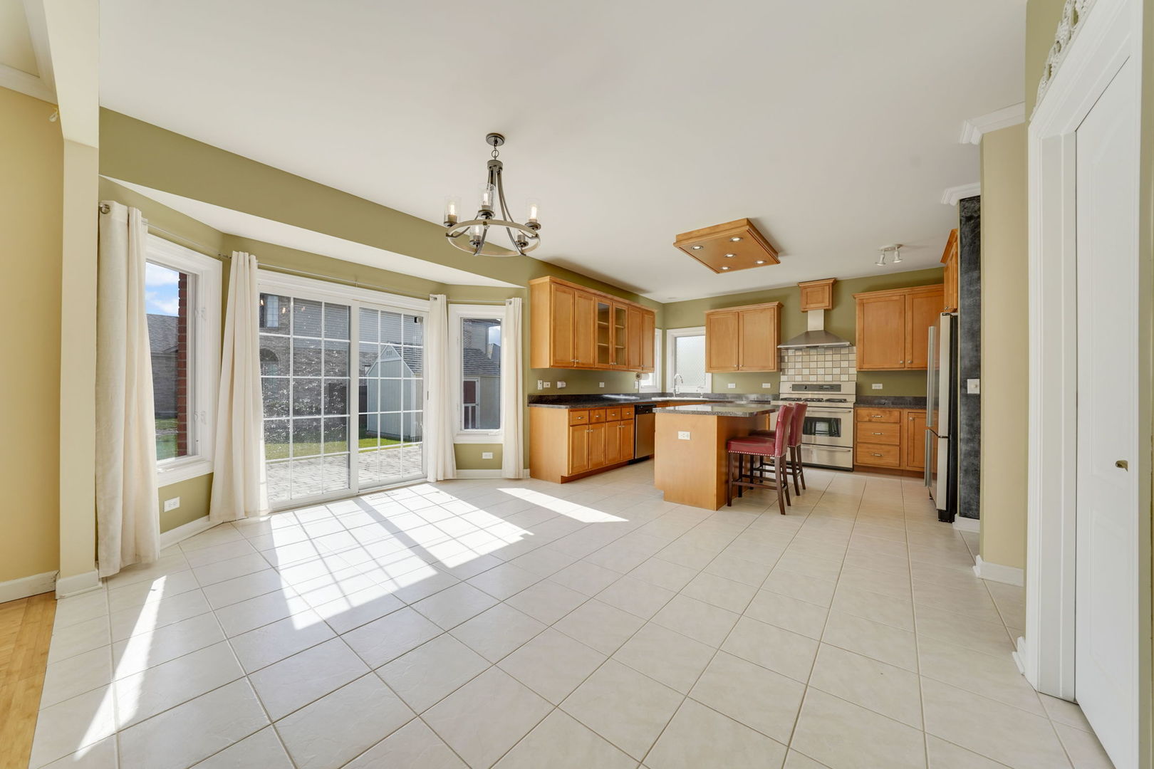 801 West Veterans Parkway Addison, IL 60101 - Photo 15 of 42 a view of a livingroom with furniture and a window