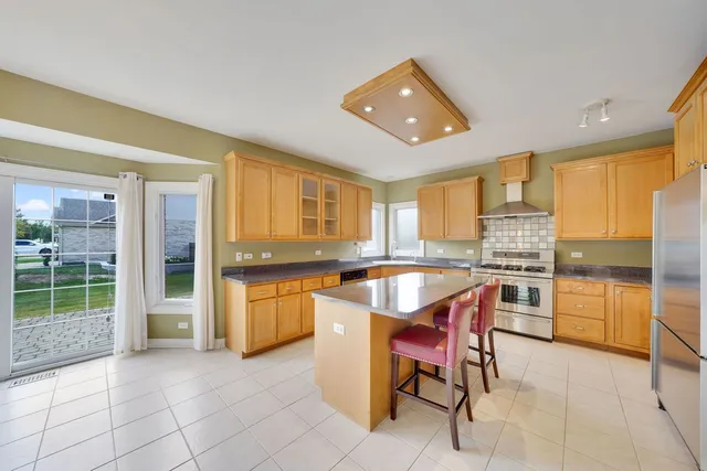 $624,000 | 801 West Veterans Parkway, Addison, IL 60101