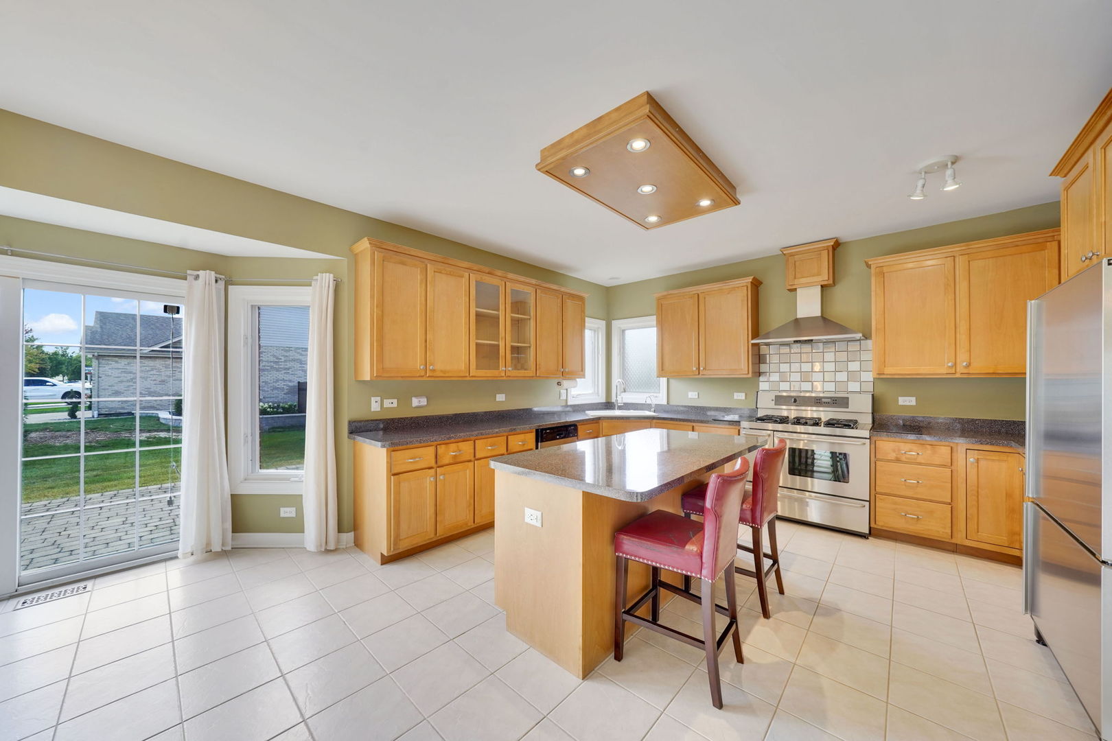 801 West Veterans Parkway Addison, IL 60101 - Photo 16 of 42 a large kitchen with a table and chairs in it
