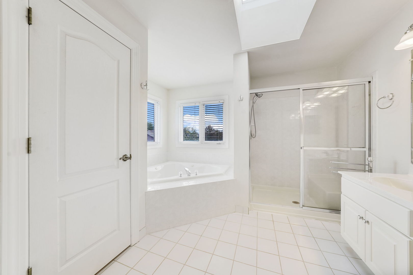 801 West Veterans Parkway Addison, IL 60101 - Photo 26 of 42 a bathroom with a bathtub and a shower