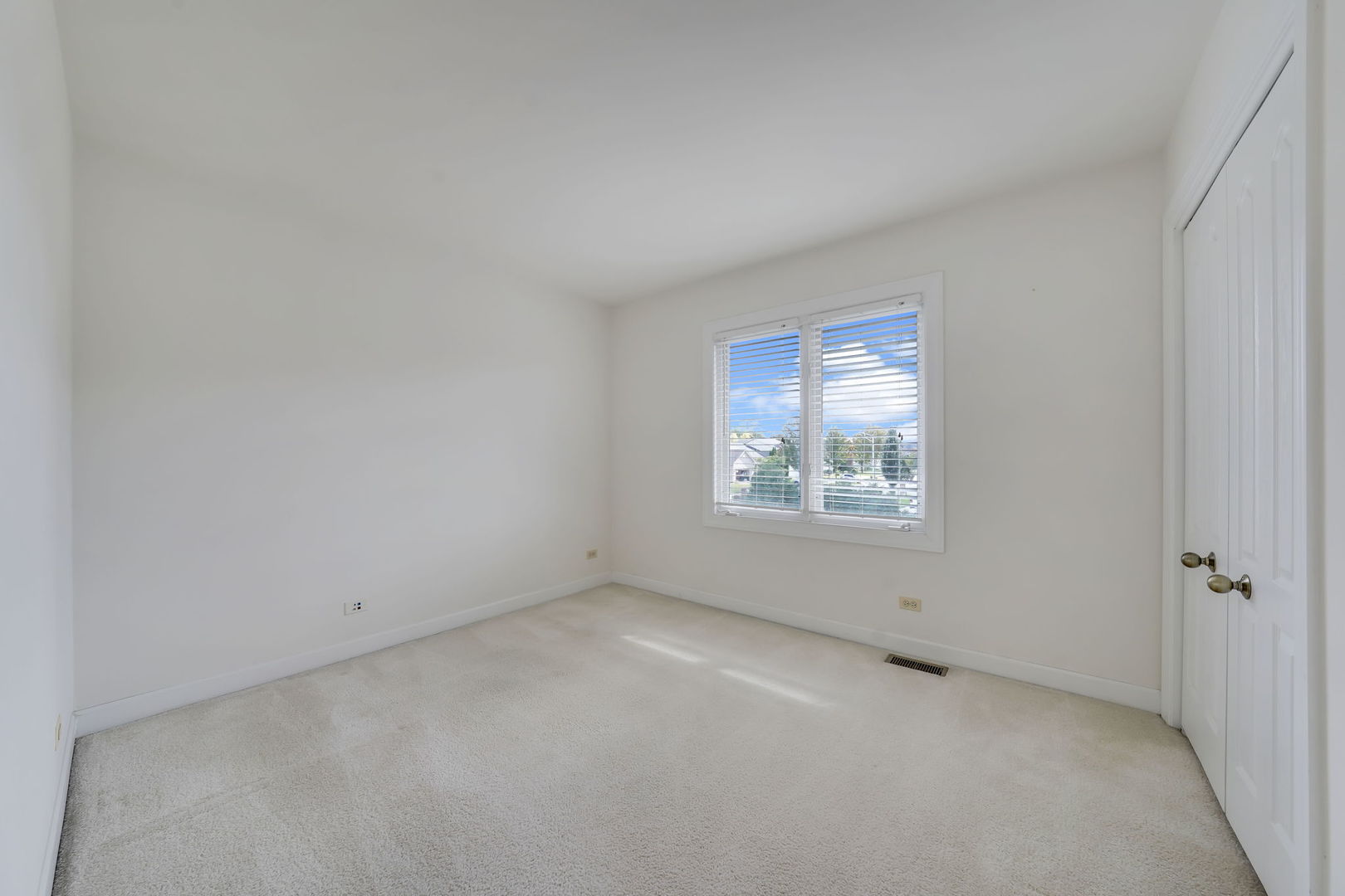 801 West Veterans Parkway Addison, IL 60101 - Photo 27 of 42 an empty room with a window