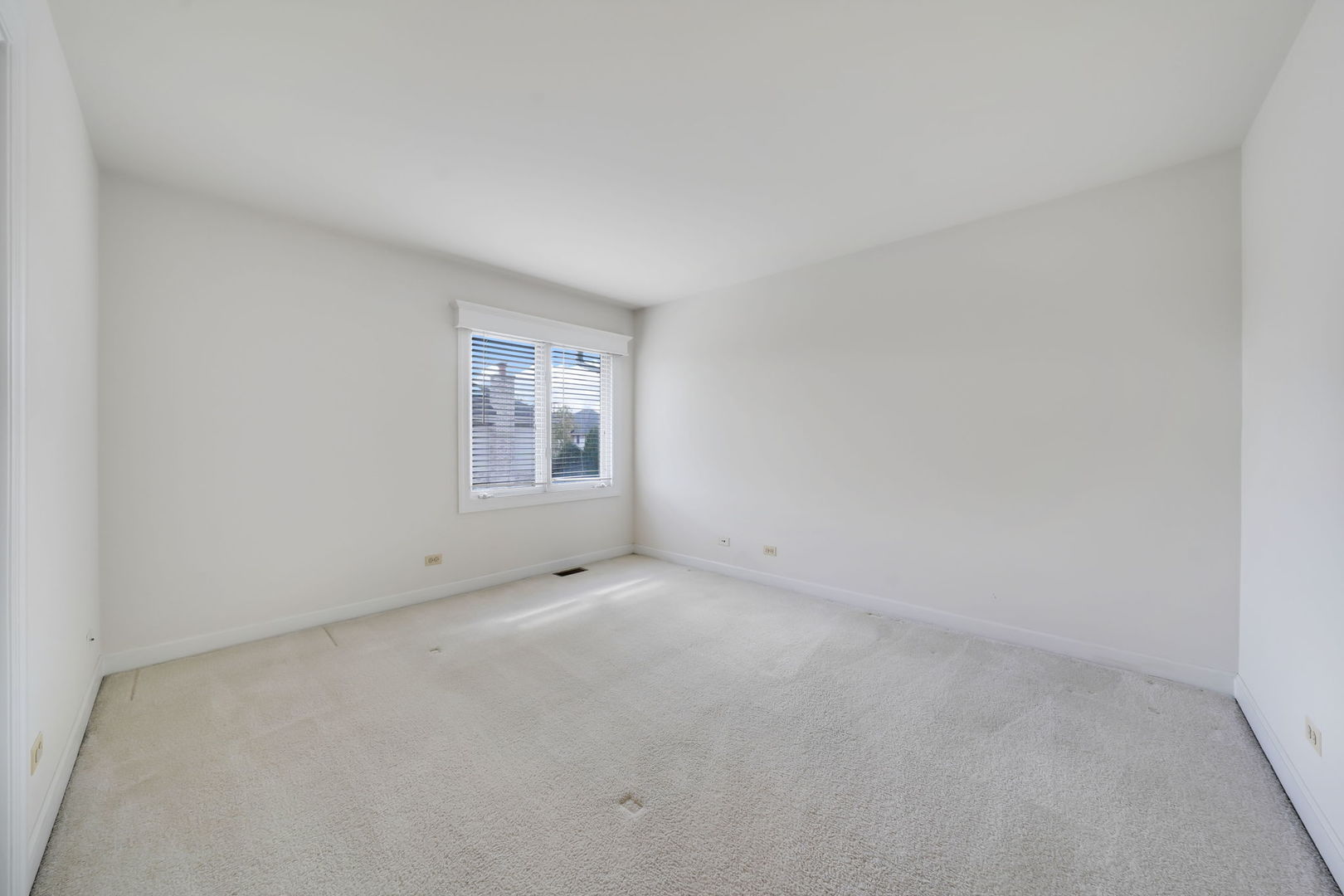 801 West Veterans Parkway Addison, IL 60101 - Photo 28 of 42 a view of an empty room with a window