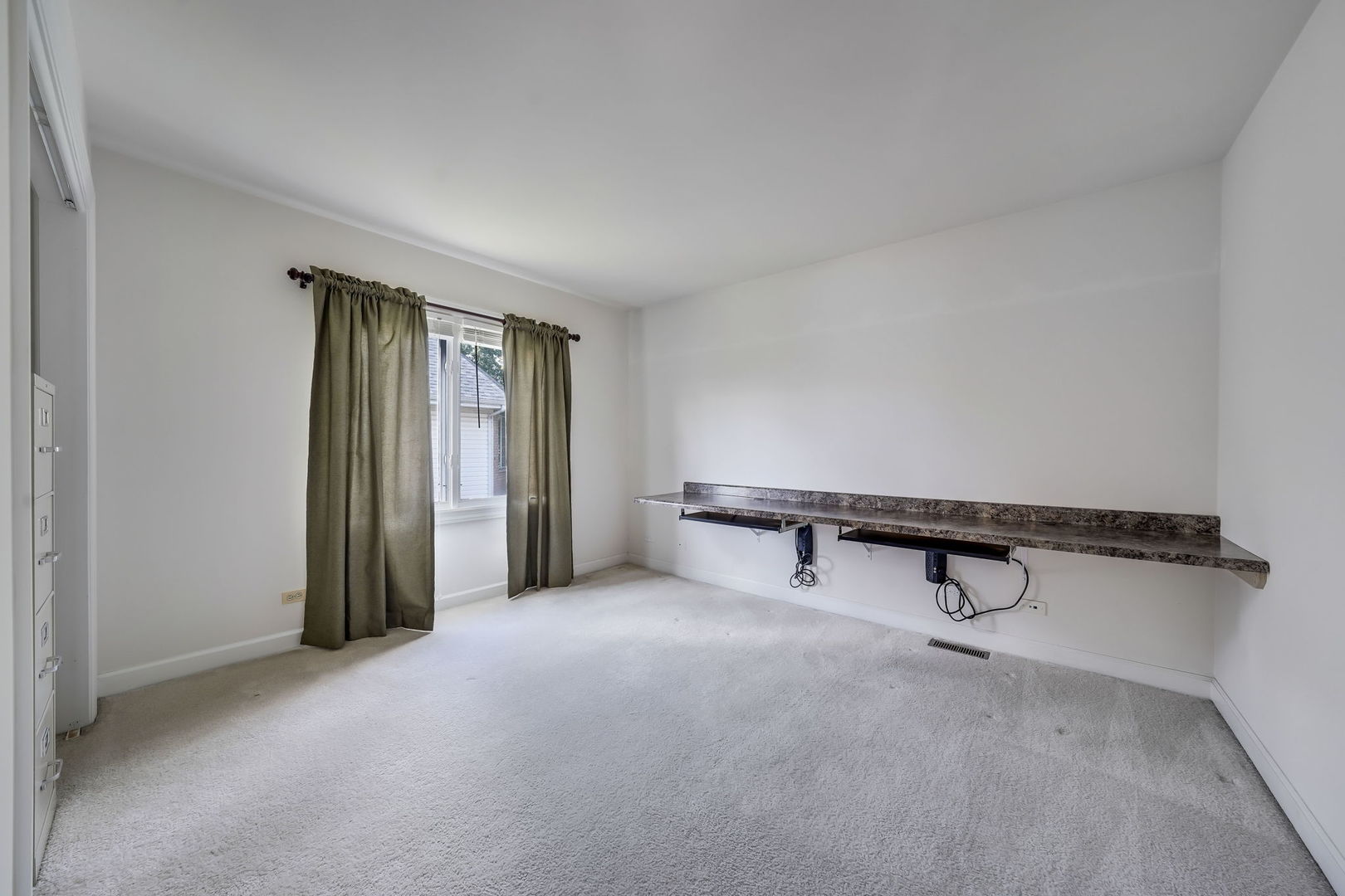 801 West Veterans Parkway Addison, IL 60101 - Photo 31 of 42 an empty room with windows and closet