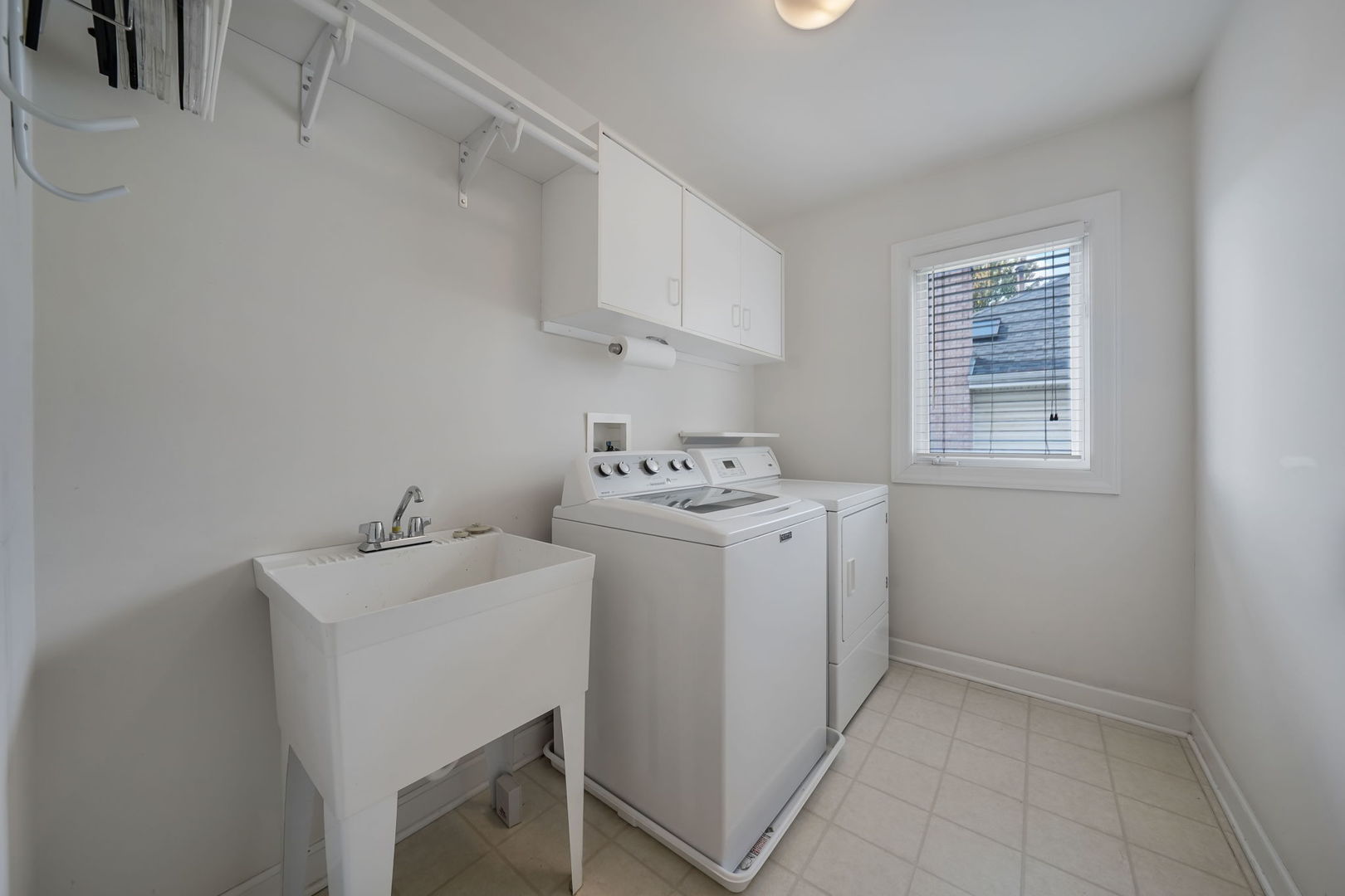 801 West Veterans Parkway Addison, IL 60101 - Photo 32 of 42 a utility room with cabinets washer and dryer