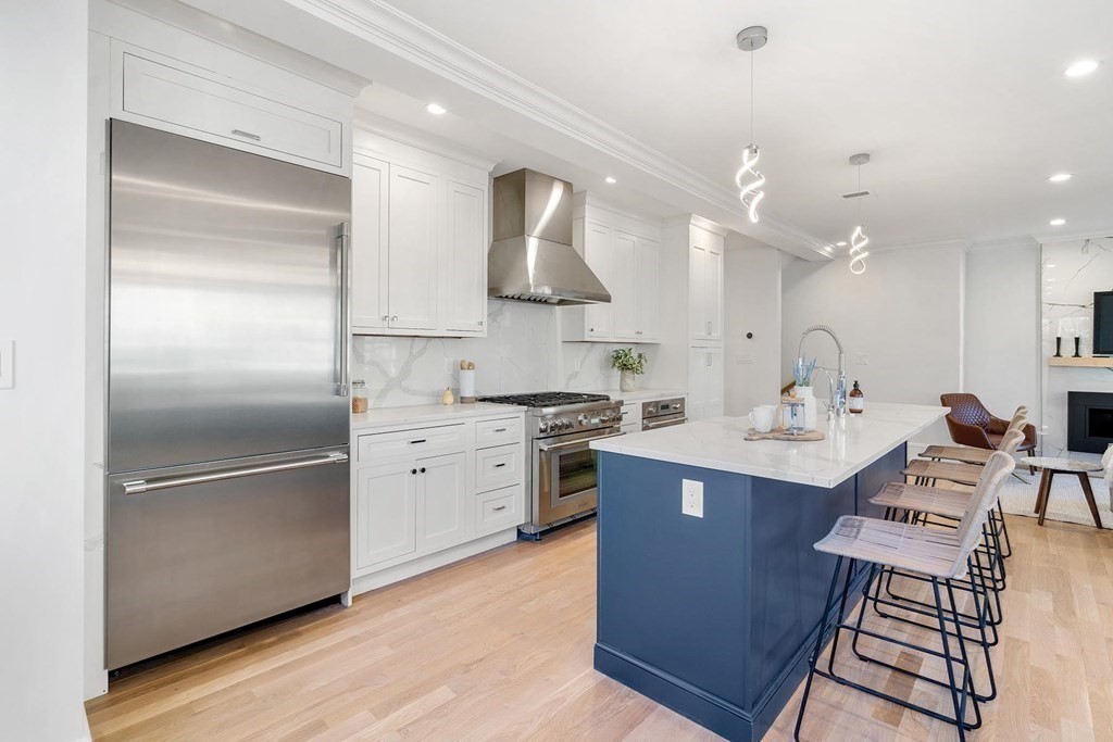 24 Bartlett Crescent, Unit 2 Brookline, MA 02446 - Photo 8 of 27