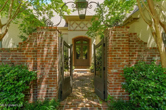 $1,074,900 | 28 Millikens Bend Road, Hattiesburg, MS 39402