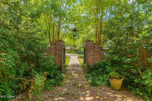 $1,074,900 | 28 Millikens Bend Road, Hattiesburg, MS 39402