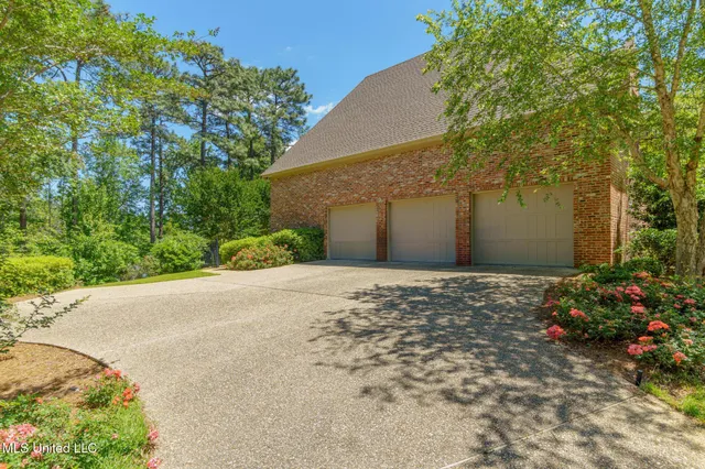 $1,074,900 | 28 Millikens Bend Road, Hattiesburg, MS 39402