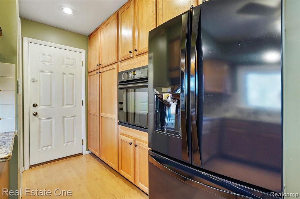 5891 Shaun Road West Bloomfield, MI 48322 - Photo 7 of 37